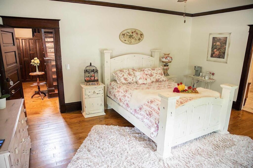 Red Gate Inn Room - McKinney Hotels